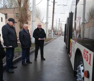 Ю. Вілкул: Навіть в умовах війни, для зручності криворіжців продовжуємо модернізацію муніципального електротранспорту. Також закуповуємо спеціалізовану техніку та ремонтуємо укриття для безпеки самих працівників