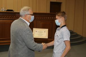 Ініційовані міським головою Юрієм Вілкулом міські стипендії – це допомога, яка нас стимулює та спонукає рухатись уперед, — срібний призер з хокею Юнацьких Олімпійських ігор Денис Пасько