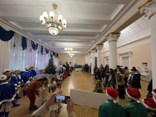Святкові заходи з нагоди Різдвяних та Новорічних свят сьогодні були проведені у Кривому Розі ще для понад 300 дітей пільгових категорій