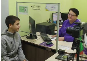 Власник ID-картки запитує: виповнилося 25 років, чи потрібно вклеювати фото до паспорта? Центр «Віза»(«Центр Дії») відповідає