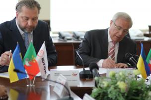 Мэр Ю.Вилкул и гендиректор ЮГОКа К.Федин подписали договор о соцпартнерстве предприятия и города на 2016 год
