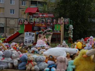 40 днів з дня трагедії: у Кривому Розі пройшла панахида за загиблими від російської ракетної атаки по дитячому майданчику