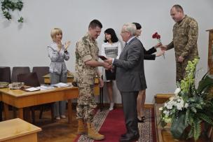 Мэр Ю.Вилкул вручил Орден `За мужество` криворожанину - воину АТО