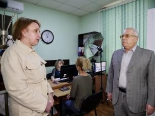 Ю. Вілкул: Незважаючи на воєнний час, у місті працюють всі служби, які надають криворіжцям адмінпослуги. Налагоджено роботу з колегами з міграційної служби працюємо з видачі паспортів. Ця послуга - одна із найбільш затребуваних