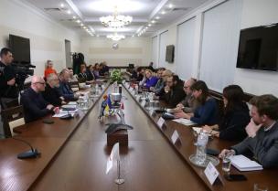 Надзвичайний та Повноважний Посол Чеської Республіки в Україні Радек Пех на зустрічі з Головою Ради оборони міста Олександром Вілкулом: «Кривий Ріг — найбільш важливе місто не лише у регіоні, це — найпотужніших промисловий центр усієї України. Ми впевнені, що чеські компанії знайдуть тут не просто партнерів, а й друзів»
