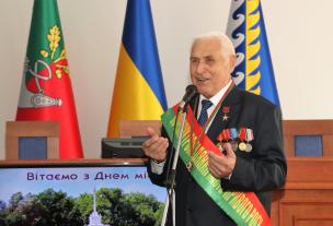 «Головна цінність нашого рідного міста – його мешканці!» - до дня народження міста Ю. Вілкул вручив відзнаку «Почесний громадянин» криворіжцю Анатолію Сторожуку