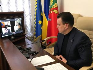 На оперативній нараді мер Костянтин Павлов поставив завдання перед керівниками районів та комунальними службами, щоб від снігу були розчищені зупиночні павільони, виходи на проїжджу частину.