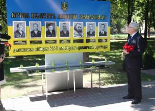 У Кривому Розі за ініціативи міського голови Юрія Вілкула відкрито символічну стеллу пам’яті на честь загиблих бійців 25-ої окремої Дніпропетровської повітряно-десантної бригади