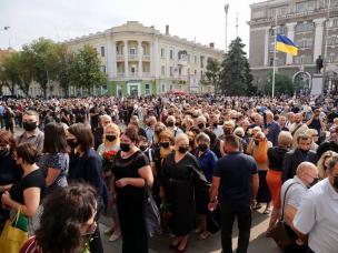 Кривий Ріг попрощався з мером Костянтином Павловим. За даними поліції більше 70 тисяч криворіжців прийшли провести його в останню путь