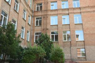 В умовах скорочення фінансування з боку держави, міська влада взяла на себе проведення ремонтів і закупівлю обладнання шкіл