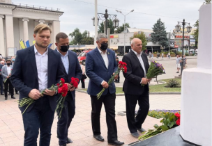 Квіти до Кобзаря: До 30-ї річниці незалежності України у Кривому Розі до пам’ятника Т. Шевченко поклали квіти