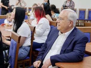 Ю.Вілкул: Незважаючи на ситуацію в країні, ми не порушуємо багаторічну традицію й вітаємо подарунками наших майбутніх першачків, які народилися у День міста 6 років тому
