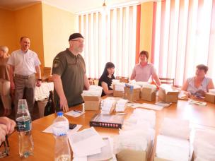 Олександр Вілкул провів робочу нараду щодо організації видачі свідоцтв про закінчення шкіл для випускників Херсонщини та разом із заступником губернатора Херсонської області Едуардом Науменко вручив перші свідоцтва випускникам