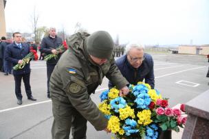 У Кривому Розі до Дня Гідності і Свободи поклали квіти до пам`ятника генерал-майору Олександру Радієвскому