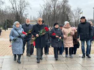 О. Вілкул: Незламний Кривий Ріг продовжує боротьбу з ворогом. Сил та витримки нам додає героїчний подвиг ветеранів, які 80 років тому визволили Кривбас від нацистських загарбників. Пам’ятаємо, шануємо, переможемо!