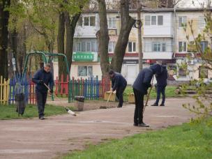 Ю. Вілкул: Робимо все для того, щоб криворіжці, незважаючи на воєнний стан, могли нормально жити, працювати, відпочивати. У Чистий Четвер працівники комунальних підприємств та управителі вийшли на прибирання рідного міста
