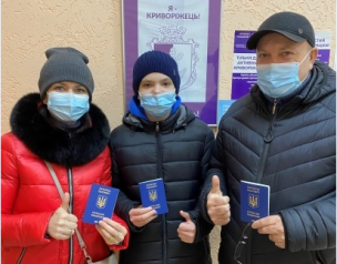 Центр «Віза» («Центр Дії») відповідає на актуальні питання: чи можна одночасно оформити ІD-картку та закордонний паспорт?