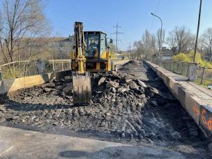 У Кривому Розі тривають роботи із впорядкування та ремонту міських автошляхів - на вул. Старовокзальній стартував капітальний ремонт мосту через річку Інгулець
