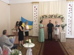 У ДЕНЬ ДЕРЖАВНОГО ПРАПОРА 1000-НА ПАРА ЗАРЕЄСТРУВАЛА ШЛЮБ «ЗА ДОБУ»