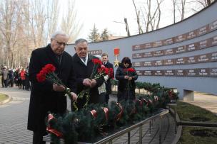 У день Визволення міста у Кривому Розі запалили факели пам’яті, а центральним проспектом проїхав легендарний танк Т-34
