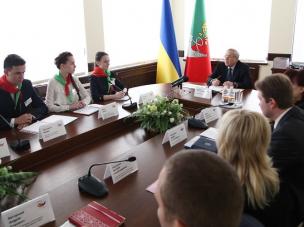 Мер Кривого Рогу Юрій Вілкул зустрівся з переможцями конкурсу творчих робіт серед учнівської молоді «Аби мером був я…»