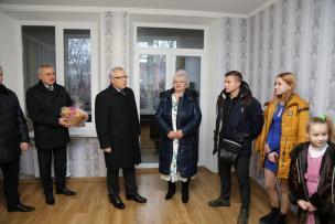 У Кривому Розі міський голова Юрій Вілкул вручив ключі від капітально відремонтованої трикімнатної квартири дітям, позбавленим батьківського піклування