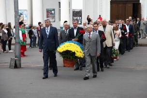 У Кривому Розі до Дня Конституції України відбулося урочисте покладання квітів до пам’ятника Т.Г. Шевченку