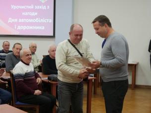 Наш «транспортний» фронт щодня працює на Перемогу. Ми вдячнІ і тим водіям, які ризикуючи власним життям, вивозять людей з тимчасово окупованих територій, доставляють гуманітарну допомогу і тим, хто трудиться на міських пасажирських маршрутах – заступник мера О. Катриченко від імені міської влади привітав автомобілістів та дорожників з професійним святом