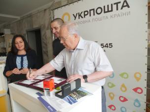У Кривому Розі вшановували полеглих захисників України: Укрпошта презентувала поштову марку «Хвилина мовчання»