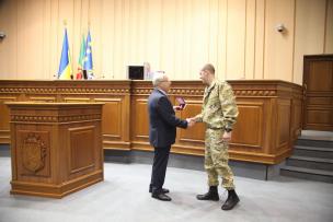 Более ста криворожан - бойцов АТО получили в 2016 году награды от города
