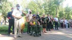Кривий Ріг вшановує. У День пам’яті захисників України, які загинули в боротьбі за незалежність та суверенітет держави керівництво міста разом із учасниками бойових дій, родинами полеглих бійців поклали квіти до пам’ятників воїнам АТО