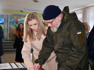 Олександр Вілкул: Посилюємо готовність Кривого Рогу до ймовірних тривалих блекаутів. Для зручності криворіжців в місті працює понад 100 Пунктів незламності, з них 40 вже обладнані системами супутникового інтернету «Старлінк»