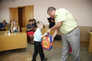За рішенням мера Юрія Вілкула у Кривому Розі надано допомогу у підготовці до школи 100 першокласників з багатодітних родин та сімей переселенців