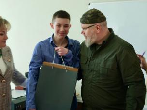 О. Вілкул: Незважаючи на виклики, що постали перед Україною в умовах воєнного стану, навчальний процес у закладах освіти міста не зупинявся ні на хвилину. Цього року в олімпіадах різних рівнів вже взяли участь понад 4 тисячі криворізьких школярів, багато хто завоював призові місця