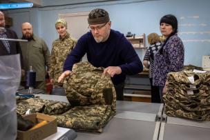 Начальник Военной администрации Кривого Рога Александр Вилкул провел рабочее совещание по обеспечению военных частей Криворожского гарнизона бронежилетами, разгрузками, формой и обувью