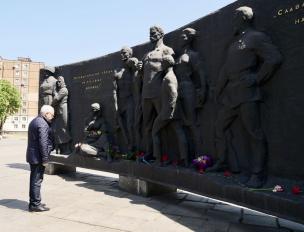 У Монумента Перемоги у Кривому Розі запалили 10 факелів на честь військових частин, які звільняли місто у Другій світовій війні