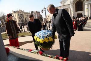 До 203-ї річниці з дня народження Тараса Шевченка у Кривому Розі поклали квіти до пам`ятника Кобзареві